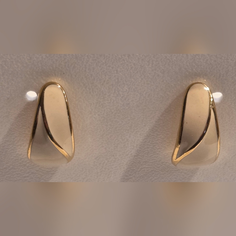 Vintage Trifari Cream Ivory Enamel Gold Tone Earrings Teardrop Swirl Signed Post